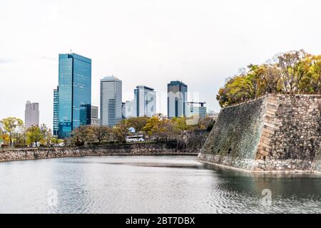 Osaka, Japan - 13. April 2019: Burggraben am Abend mit Skyline-Gebäuden im Frühling bei bewölktem Himmel und Wasser Fluss Stockfoto