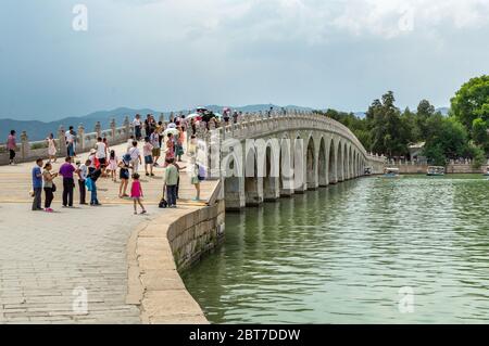 Peking / China - 6. Juni 2015: Seventeen-Arch-Brücke (Shiqikong Qiao) im Sommerpalast, Komplex von Seen, Gärten, Pavillons und Palästen in Beiji Stockfoto