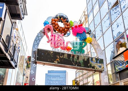 Tokio, Japan - 2. April 2019: Schild für Takeshita Straße in Harajuku Bereich der Shibuya Bezirk mit Eingang bunten englischen Text Stockfoto