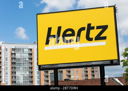 Ein Logo-Schild vor einer Hertz-Autovermietung in Silver Spring, Maryland am 23. Mai 2020. Stockfoto