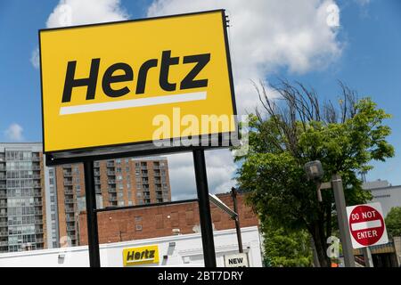 Ein Logo-Schild vor einer Hertz-Autovermietung in Silver Spring, Maryland am 23. Mai 2020. Stockfoto