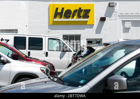 Ein Logo-Schild vor einer Hertz-Autovermietung in Silver Spring, Maryland am 23. Mai 2020. Stockfoto