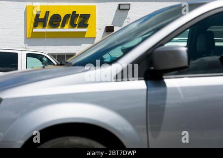 Ein Logo-Schild vor einer Hertz-Autovermietung in Silver Spring, Maryland am 23. Mai 2020. Stockfoto