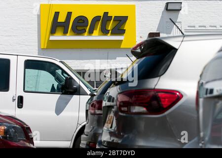 Ein Logo-Schild vor einer Hertz-Autovermietung in Silver Spring, Maryland am 23. Mai 2020. Stockfoto