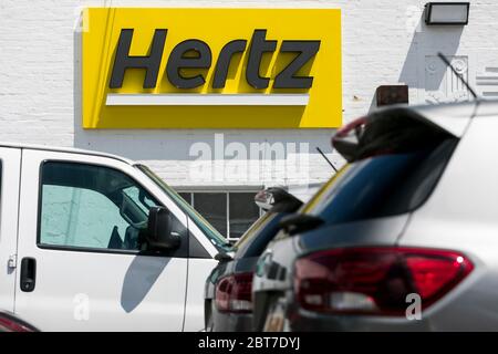 Ein Logo-Schild vor einer Hertz-Autovermietung in Silver Spring, Maryland am 23. Mai 2020. Stockfoto