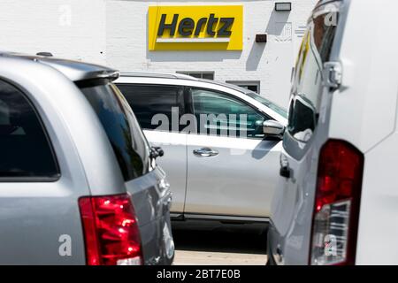 Ein Logo-Schild vor einer Hertz-Autovermietung in Silver Spring, Maryland am 23. Mai 2020. Stockfoto