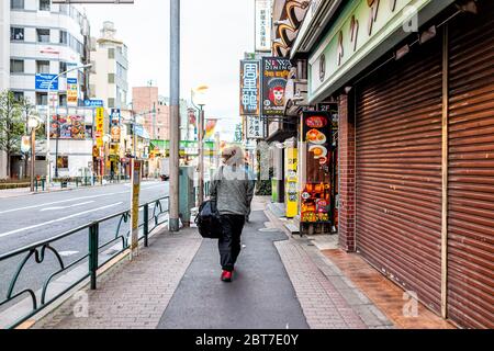 Tokio, Japan - 28. März 2019: Shinjuku okubo Bereich Bürgersteig am Morgen durch Straße und bunte Schilder mit Menschen zu Fuß durch Restaurants Geschäfte in U Stockfoto