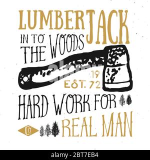 Holzfäller Vintage Label mit Axt und Bäumen. Handgezeichnetes Grunge Vintage Label, Retro Badge Design, Vektorgrafik. Stock Vektor