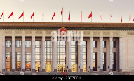 Peking / China - November 26 2015: Rote Banner auf dem Nationalen Volkskongress, der nationalen Legislative der Volksrepublik China, werden großgeschrieben Stockfoto