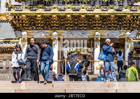 Nikko, Japan - 5. April 2019: Toshogu Tempeleingang Gold Yomeimontor in der Präfektur Tochigi mit vielen Menschen Touristen zu Fuß auf der Treppe Stockfoto