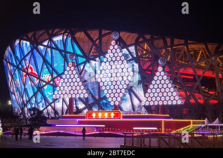 PEKING / CHINA - 7. Februar 2015: Nachtansicht des Pekinger Nationalstadions (Birds Nest), Austragungsort der Olympischen Sommerspiele 2008, im Olympischen Grün i Stockfoto