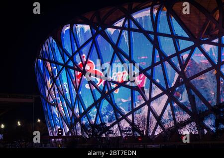 PEKING / CHINA - 7. Februar 2015: Nachtansicht des Pekinger Nationalstadions (Birds Nest), Austragungsort der Olympischen Sommerspiele 2008, im Olympischen Grün i Stockfoto