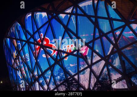 PEKING / CHINA - 7. Februar 2015: Nachtansicht des Pekinger Nationalstadions (Birds Nest), Austragungsort der Olympischen Sommerspiele 2008, im Olympischen Grün i Stockfoto