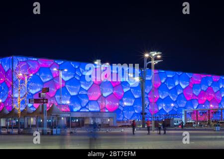 PEKING / CHINA - 7. Februar 2015: Nachtansicht des Pekinger Nationalen Aquatics Center (Water Cube) in Peking Olympic Park, Veranstaltungsort des Schwimm-Wettbewerb Stockfoto