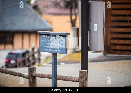 Takayama, Japan - 6. April 2019: Präfektur Gifu in Japan mit Richtungsschildern in englischer Übersetzung für Öko-Haus des Waldes Stockfoto