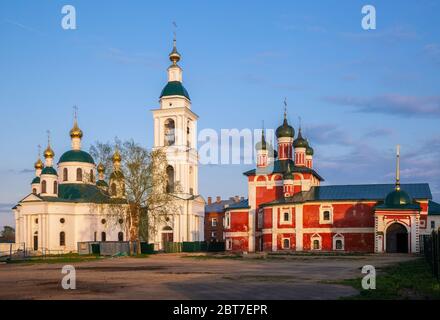 Zwei Kirchen und ein Glockenturm im Epiphaniekloster in Uglich, Jaroslawl, Goldener Ring Russlands Stockfoto