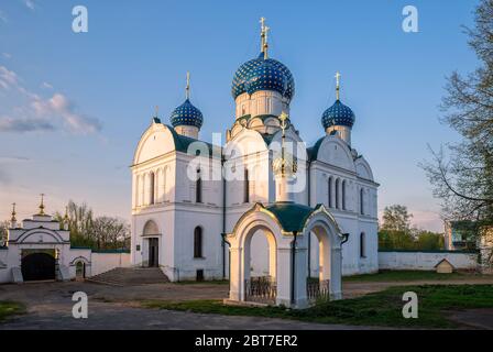 Epiphanie Kathedrale und neue Kapelle im Epiphanie Kloster in Uglich, Jaroslawl Region, Goldener Ring Russlands Stockfoto