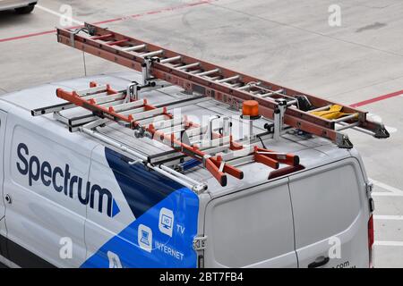 San Antonio, Texas/USA-Mai 23,2020: EIN Spektrum Kabel-TV und Internet-Van ist Leiter und Geräte geparkt, Service-Fahrzeug gezeigt. Ein Internet und Stockfoto