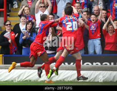 LONDON, GROSSBRITANNIEN. MAI 04: Crystal Palace Ben Watson feiert Toreröffnung Paläste Tor aus dem Strafpunkt während Coca Cola Championship zwischen Cry Stockfoto