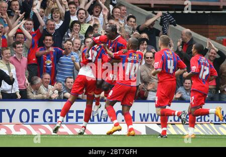 LONDON, GROSSBRITANNIEN. MAI 04: Palastes Clinton Morrison feiert Torwertung Paläste 2. Tor während Coca Cola Championship zwischen Crystal Palace und Burnley AT Stockfoto