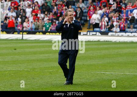 LONDON, GROSSBRITANNIEN. MAI 04: Crystal Palace Manager Neil Warnock erhält den Applaus der Menge, nachdem er die Play-offs während der Coca Cola Championship erreicht hat Stockfoto