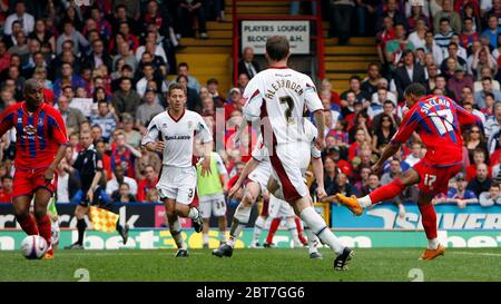 LONDON, GROSSBRITANNIEN. MAI 04: Scott Sinclair von Crystal Palace erzielt Palaces 4. Tor während der Coca Cola Championship zwischen Crystal Palace und Burnley in Selhu Stockfoto