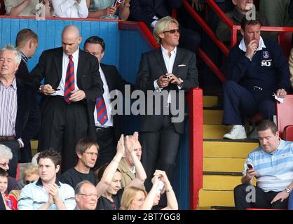 LONDON, GROSSBRITANNIEN. MAI 04: Crystal Palace Besitzer Simon Jordan schaut 'Glad All Over' nachdem er beobachtet hat wie sein Team zur Halbzeit bei Coca Cola 3 Null Vorsprung hatte Stockfoto