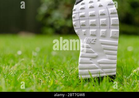 Das Nahaufnahme Foto der Air Nike Trainingssohle für Kinder auf dem lebhaften Gras. Für die Bildgebung wurde ein flaches Sichtfeld verwendet. Stockfoto