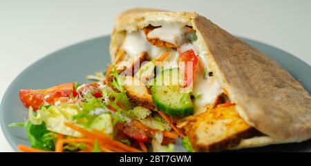 Mediterrane Stil Pitta mit würzigen Huhn, Gurke, Tomaten, Salat und Mayo-Sauce, leckeres Essen zubereitet Stockfoto