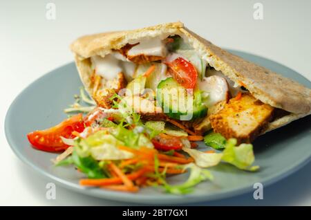 Mediterrane Stil Pitta mit würzigen Huhn, Gurke, Tomaten, Salat und Mayo-Sauce, leckeres Essen zubereitet Stockfoto