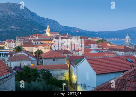 Blick auf Korcula Stadt in der Dämmerung, Korcula, Dalmatien, Kroatien, Europa Stockfoto