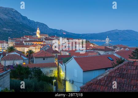 Blick auf Korcula Stadt in der Dämmerung, Korcula, Dalmatien, Kroatien, Europa Stockfoto