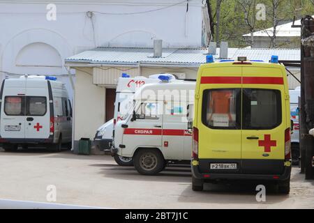 17-05-2020, Syktywkar, Russland. Viele Krankenwagen mit einem roten Streifen mit blauen Blinkleuchten auf einer Stadtstraße in Russland. Stockfoto