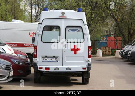 17-05-2020, Syktywkar, Russland. Viele Krankenwagen mit einem roten Streifen mit blauen Blinkleuchten auf einer Stadtstraße in Russland. Stockfoto