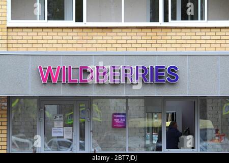 17-05-2020. Russland, Syktywkar. Schild mit Wildbeeren in rosa und blauen volumetrischen Buchstaben. Ausgabestelle eines Online-Shops des russischen Handelsnetzes. Stockfoto