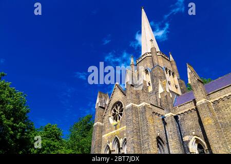 Die Kapelle im gotischen Stil auf dem Friedhof Abney Park, einem der herrlichen Seven Victorian Friedhöfe in London, Großbritannien Stockfoto