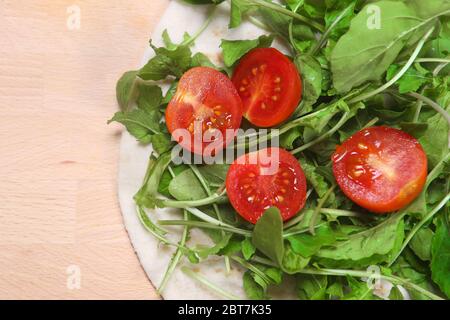 Romagnola piadina mit Rucola und Pachino Tomaten Stockfoto