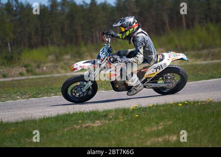 10-05-2020 Ropazi, Lettland Motorradfahrer bei Supermoto-Fahrten auf leerer Asphaltstraße Stockfoto