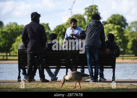 Im Hyde Park in London versammeln sich die Menschen, während das heiße Wetter nach der Einführung von Maßnahmen, um das Land aus der Blockierung zu bringen, dramatisch abkühlt. Stockfoto