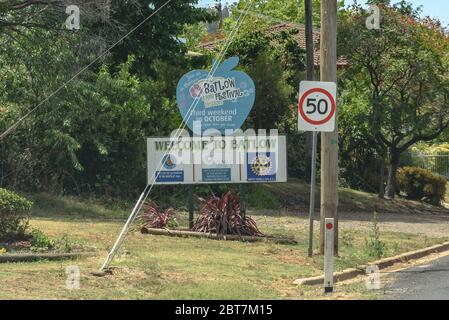 Ein Schild, das die Menschen in Batlow, New South Wales, willkommen heißt Stockfoto