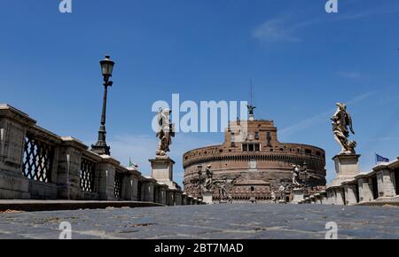 Roma, Italien. Mai 2020. Rom Coronavirus Notfall, Mai 2020, Castel Sant'Angelo und die gleichnamige Brücke, noch halb verlassen ohne Touristen, nur wenige Passanten. Bild: SPP Sport Press Foto. /Alamy Live News Stockfoto