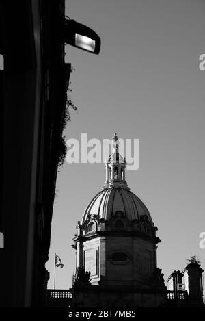 Göttin Statue auf Kuppel Dach von Lloyds Banking Group mit Gerüstbau Arbeit Edinburgh. Dramatische Schwarzweiß-Aufnahme. Stockfoto