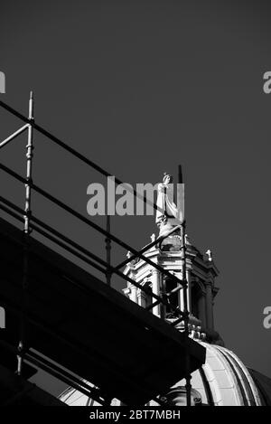 Göttin Statue auf Kuppel Dach von Lloyds Banking Group mit Gerüstbau Arbeit Edinburgh. Dramatische Schwarzweiß-Aufnahme. Stockfoto