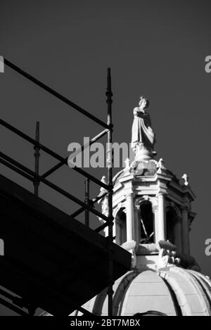 Göttin Statue auf Kuppel Dach von Lloyds Banking Group mit Gerüstbau Arbeit Edinburgh. Dramatische Schwarzweiß-Aufnahme. Stockfoto