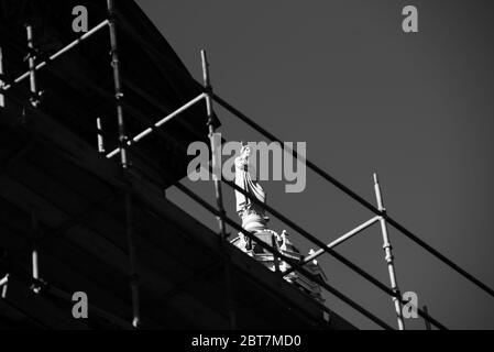 Göttin Statue auf Kuppel Dach von Lloyds Banking Group mit Gerüstbau Arbeit Edinburgh. Dramatische Schwarzweiß-Aufnahme. Stockfoto