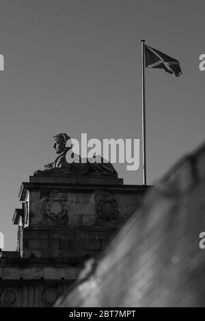 Sphynx auf dem Dach der Scottish National Gallery Edinburgh mit Saltyre-Flagge beim Lockdown 2020. Dramatische Schwarzweiß-Aufnahme. Stockfoto