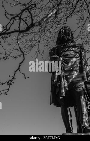 John Wilson Statue von Sir John Steell in Princes Street Gardens Edinburgh. Dramatische Schwarzweiß-Aufnahme. Stockfoto