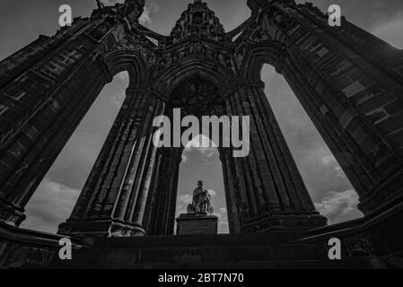 Dramatische Schwarz-Weiß-Weitwinkelaufnahme Scott Monument aus Princes Street Edinburgh Stockfoto