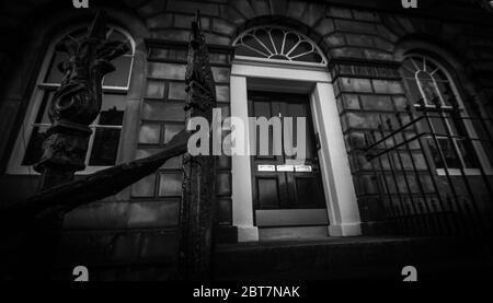 Das ehemalige Zuhause des Opiumschriftstellers und Autors von Confessions of an Opium Eater, Thomas de Quincy, Forres Street Edinburgh, schattige Schwarz-weiß-Aufnahme. Stockfoto