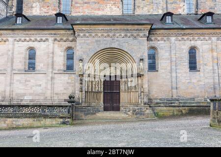 Blick auf das Fürstenportal - berühmtes Eingangstor des Bamberger Doms. Die Statuen auf dem Tor zeigen den Tag des Gerichts. Stockfoto